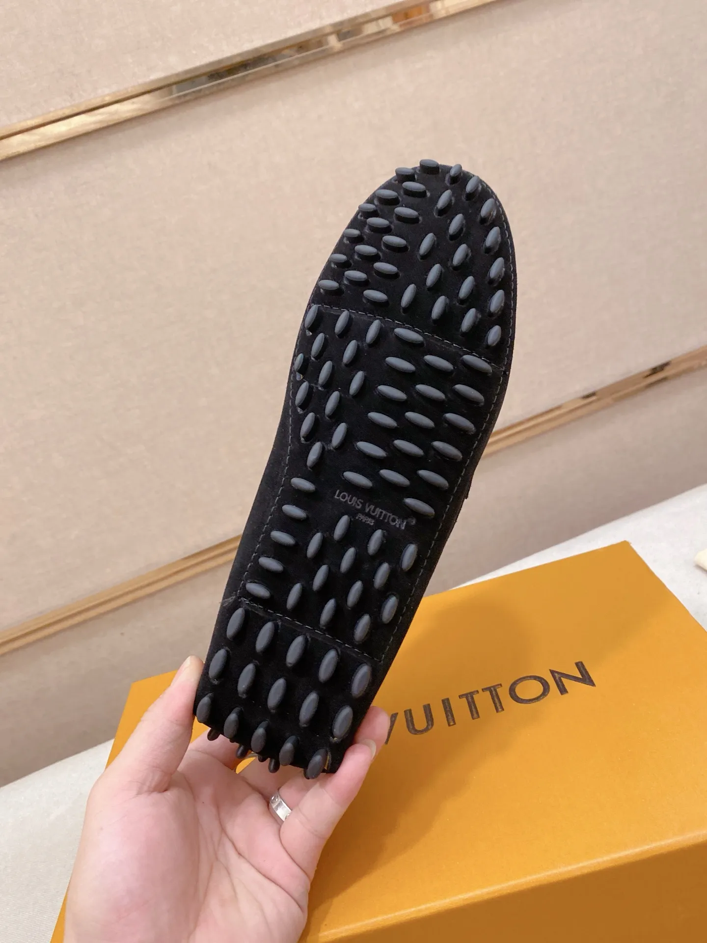 Factory price: 500💰High-end quality! LV 🆕🆕Exclusive hot-selling products in stock🔥🔥New products on the shelves, high-quality Ferragamo men's pea shoes, high-end casual driving shoes, with complete packaging! 💪 💪 Material: Imported suede cowhide 🐂 + Imported high-quality buffalo leather lining + wear-resistant outsole 👍🏻👍🏻 Features: High-end and comfortable, purely handmade 🚀 🚀 Create the perfect shoes that suit you best 🔥 🔥 Size: (38-44) 45 standard size can be customized!